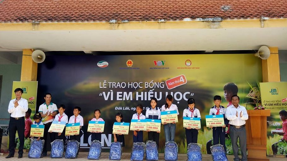 Tập đoàn Viettel Chi nhánh Đắk Lắk tổ chức chương trình trao học bổng “Vì em hiếu học” tại huyện M’Drắk